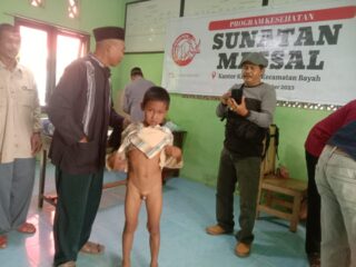 Mako Koramil 0315/Bayah dan PT.Cemindo Gelar Program Kesehatan  Sunatan Massal 
