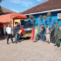 Ketua PPK Kecamatan Bayah, Asep Hasanuddin saat melepas logistik Pemilu 2024 untuk di distribusikan ke PPS di wilayah kecamatan Bayah. Minggu, (11/02/2024) Foto: chanelbanten.com)