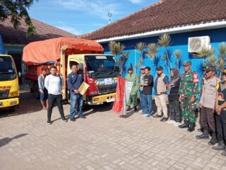 Ketua PPK Kecamatan Bayah, Asep Hasanuddin saat melepas logistik Pemilu 2024 untuk di distribusikan ke PPS di wilayah kecamatan Bayah. Minggu, (11/02/2024) Foto: chanelbanten.com)