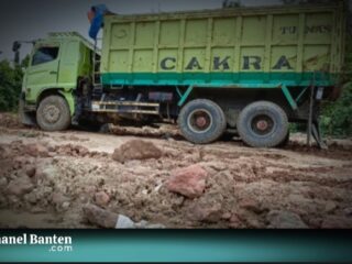 Selama Tanah di Mekarsari Dieksploitasi, Jalan Selalu Dirasa Seperti 'Neraka"