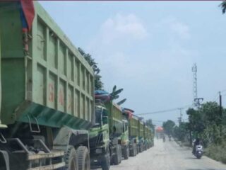 Lapor! Truk Tronton Galian Tanah Meraja di Jalan Mekarsari, Petugas Kemana?