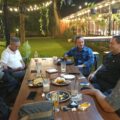 Bacabup Yoyon Sujana saat bersama tim relawan Baraya Urang. /Ist