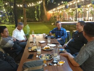 Bacabup Yoyon Sujana saat bersama tim relawan Baraya Urang. /Ist