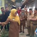 Reaksi Bupati Dewi Lihat Warganya Tinggal Digubuk Mirip Kandang