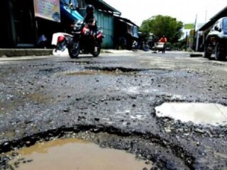 Jalan Berlubang di Pandeglang Makan Korban Jiwa