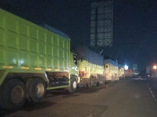 Sejumlah Jalan di Pandeglang Rusak: Truk Pasir Diduga Biangkeroknya