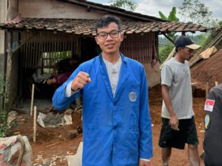Mahasiswa USBR dan BEM Banten Bersatu: Tumbuhkan Literasi di Huntara Lebakgedong