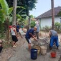Suasana Hari Raya, Warga Cilangkap Swadaya Perbaiki Jalan Rusak