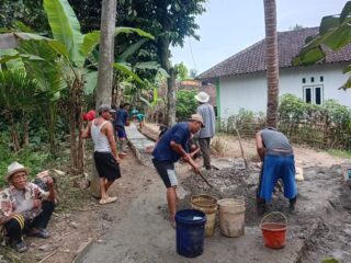 Suasana Hari Raya, Warga Cilangkap Swadaya Perbaiki Jalan Rusak